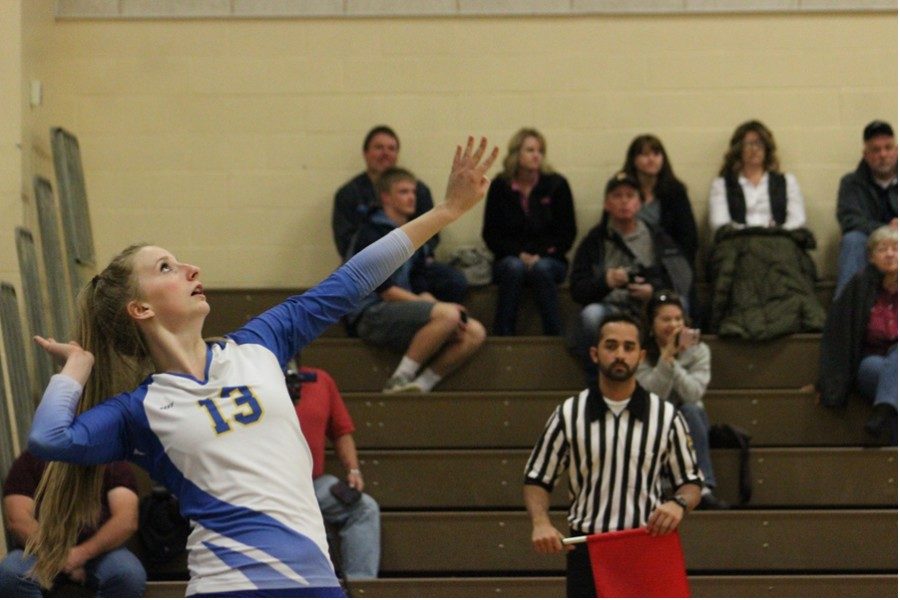 Alexis Parson serves the ball. (Olivia Stetter)