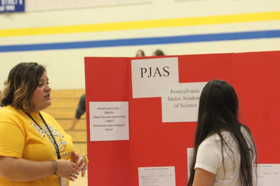 Ms.+Shimel+explains+the+benefits+of+PJAS+to+an+interested+student+at+the+activity+fair.