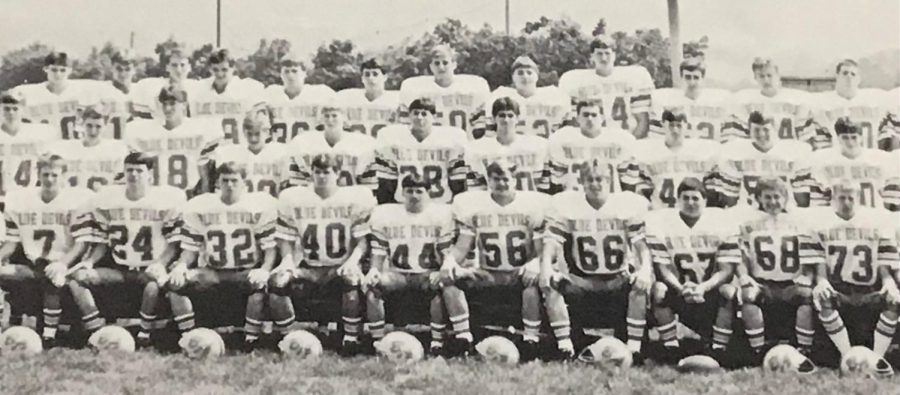 The football team in 1990 had more than 50 players, more than the 47 who were on the team in 2021.