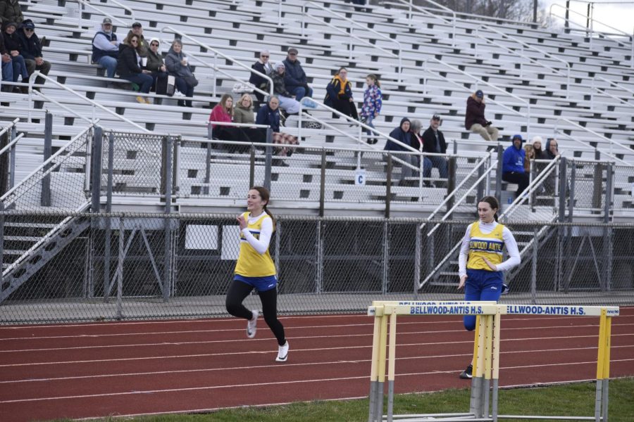 Maliah Hassler and Briley Campbell race in the 100. (Bailee Conway) 