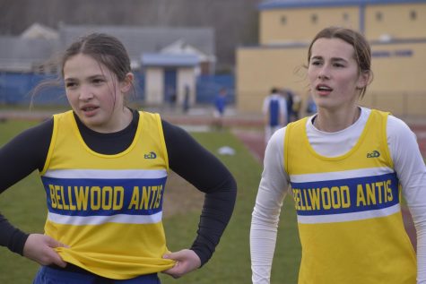 Brylee Hewitt waits for the race to start with Brilee Campbell. (Bailee Conway) 