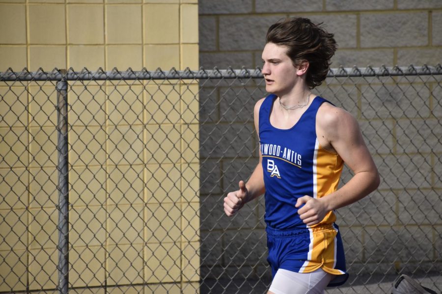 Corry Shanafelt keeping up a good pace his 800. (Bailee Conway)