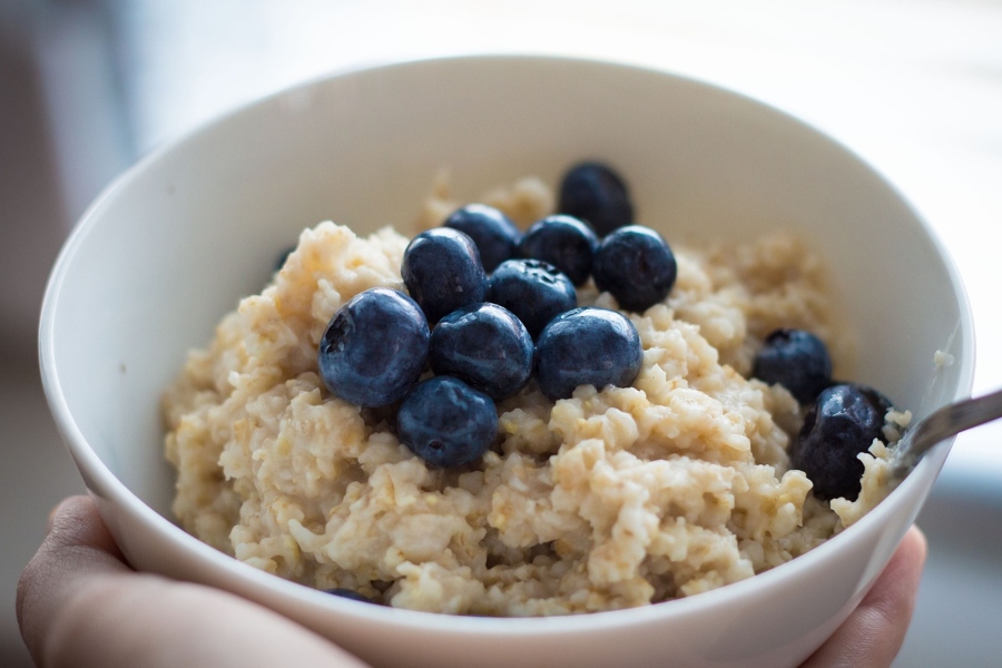 Oatmeal goes down as one of the worst breakfast foods of all time. (Public domain image)