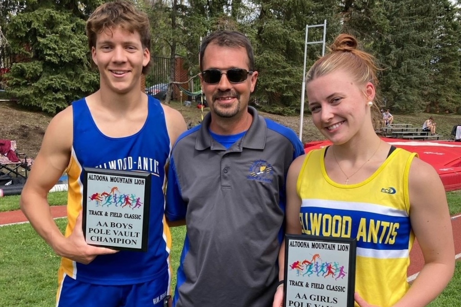 Dylan+Andrews+and+Lydia+Worthing%2C+shown+with+Coach+Jim+Gerwert%2C+each+won+the+AA+pole+vault+in+their+respective+divisions+Friday+at+the+Mountain+Lion+Classic.