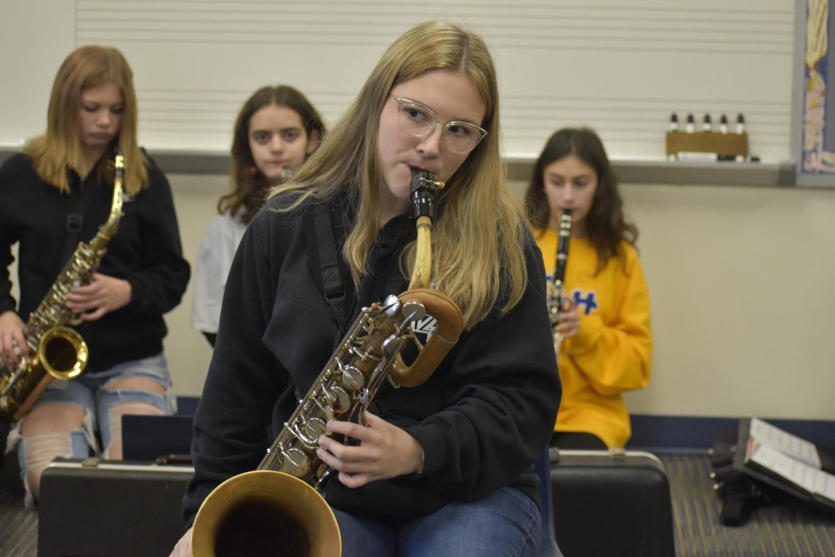Lindsey+Brinkman+shows+of+the+Baritone+Saxophone+to+fourth+grade+students.+
