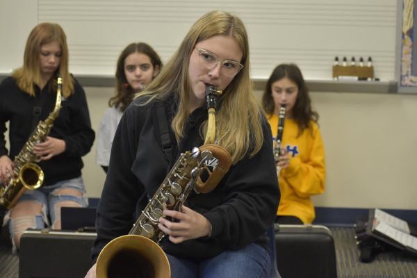 Lindsey Brinkman shows of the Baritone Saxophone to fourth grade students. 
