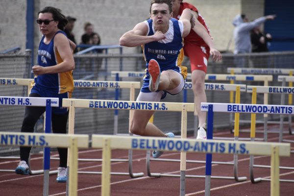 Track teams sweep P-O, boys fall to Central