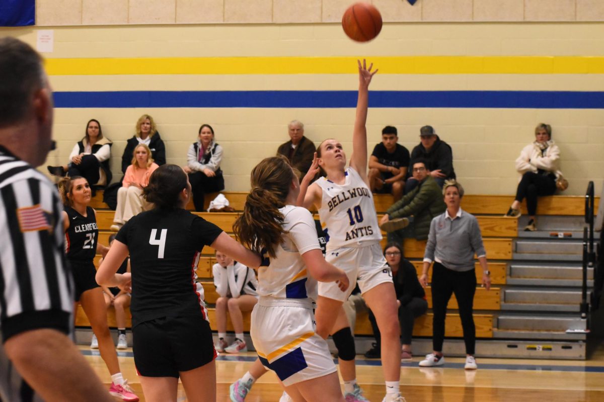 Marissa Cacciotti goes for the layup. 